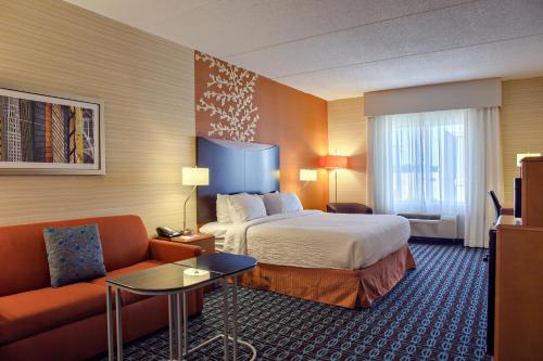 une chambre d'hôtel avec un lit et un canapé dans l'établissement Fairfield Inn Harrisburg Hershey, à Harrisburg