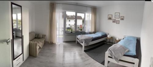 Ένα ή περισσότερα κρεβάτια σε δωμάτιο στο FeWo mit Terasse Neuwied & Koblenz