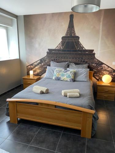 um quarto com uma cama com a Torre Eiffel em ZER GOCHOA em Cambo-les-Bains