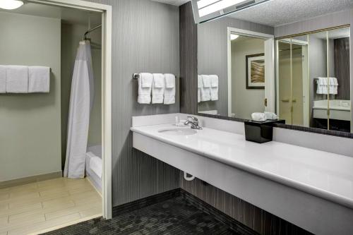 y baño con lavabo y espejo. en Courtyard by Marriott Cleveland Westlake, en Westlake