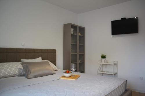 Llit o llits en una habitació de Apartments Ćurić