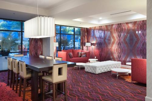 uma sala de estar com uma mesa e um sofá em Delta Hotels by Marriott Orlando Lake Buena Vista em Orlando