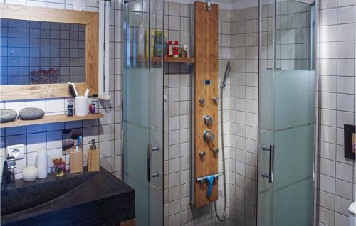 ein Badezimmer mit einem grünen Kühlschrank und einem Waschbecken in der Unterkunft Awesome Apartment In Chamonix - Les Houches With Kitchen in Les Houches