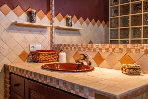 łazienka z umywalką i blatem w obiekcie Villa estilo mediterránea con Piscina, Jardín, Bbq y Jacuzzi - VILLA BEL AIR REAL w mieście Estepona
