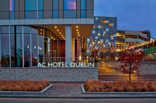 um edifício com um sinal de hotel Dulin em frente em AC Hotel Columbus Dublin em Dublin