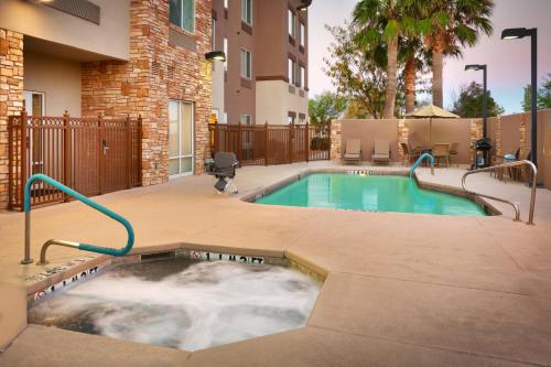 einen Pool in einem Innenhof mit einem Gebäude in der Unterkunft Fairfield Inn and Suites Sierra Vista in Sierra Vista