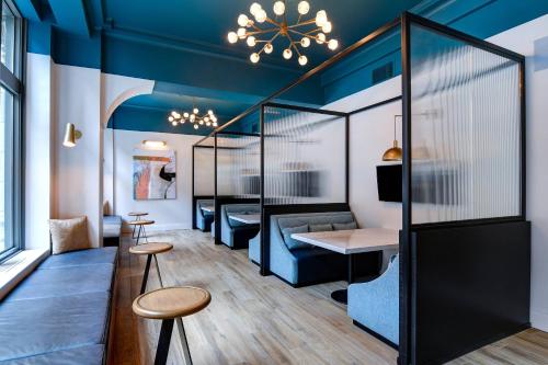 una stanza con soffitti e tavoli blu e sgabelli di Courtyard by Marriott Cincinnati Downtown a Cincinnati