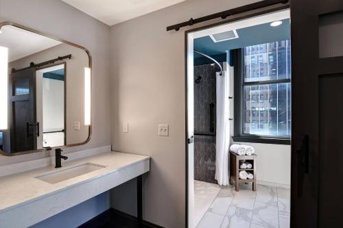 Courtyard by Marriott Cincinnati Downtown Image