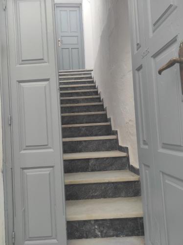 una escalera con dos puertas y un conjunto de escaleras en Mama's House en Ios Chora
