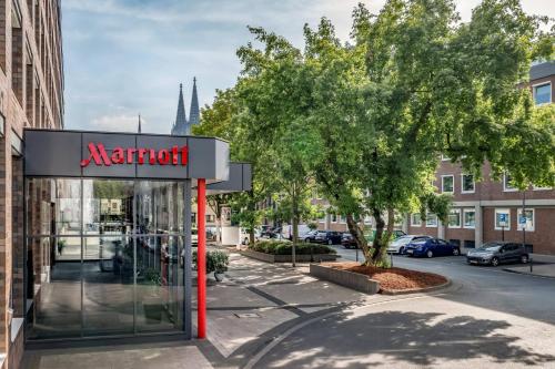 ein Martini-Schild vor einer Straße in der Unterkunft Cologne Marriott Hotel in Köln