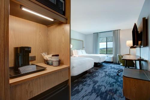 Cette chambre comprend un lit et une télévision. dans l'établissement Fairfield by Marriott Inn & Suites Denver Southwest, Littleton, à Littleton