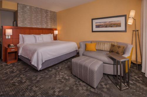 弗雷德里克斯堡的住宿－弗雷德里克斯堡歷史區萬怡酒店，配有一张床和一把椅子的酒店客房