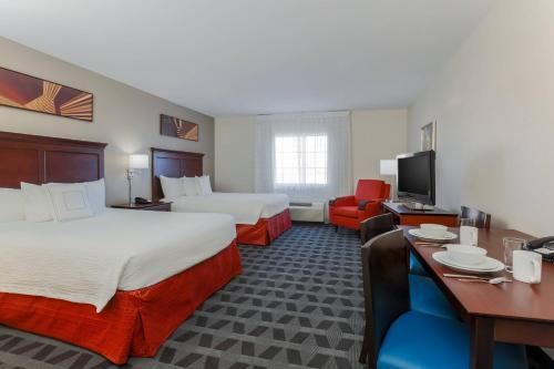una camera d'albergo con due letti e una televisione di TownePlace Suites El Centro a El Centro