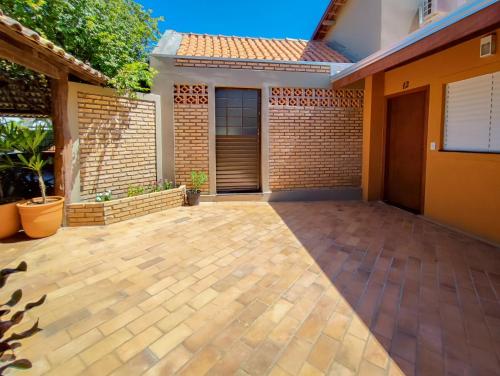 an empty patio of a house with a brick wall at Pousada Rancho Jarinu in Bonito