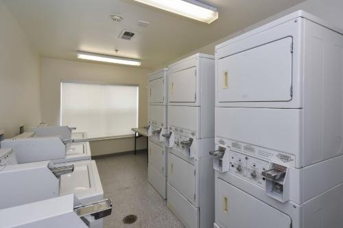 une grande salle avec des appareils blancs dans une salle de classe dans l'établissement Residence Inn Charlotte Concord, à Concord