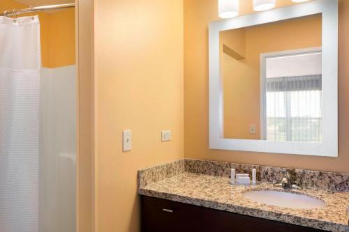 Kúpeľňa v ubytovaní TownePlace Suites by Marriott Chicago Naperville