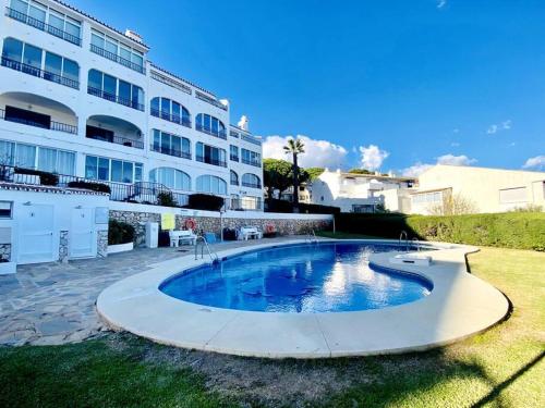 una grande piscina di fronte a un edificio di Torrenueva Lux Seaview Apartment close to Marbella a La Cala de Mijas