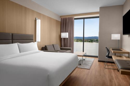 een hotelkamer met een groot bed en een bureau bij AC Hotel by Marriott Vancouver Waterfront in Vancouver