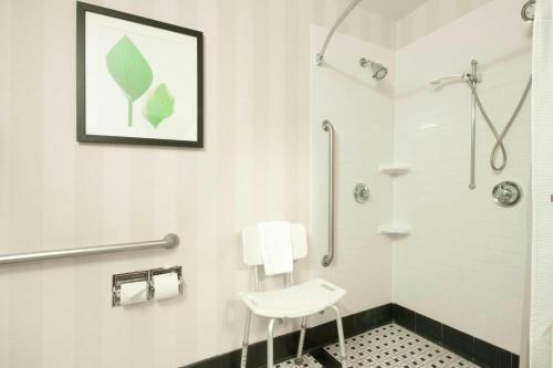 Phòng tắm tại Fairfield Inn & Suites Hattiesburg / University