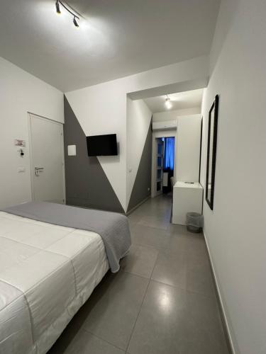 ein Schlafzimmer mit einem Bett und einem TV in der Unterkunft Le Tre Rose in Terrasini