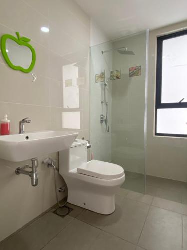 y baño con aseo, lavabo y ducha. en Infini Suites@ Continew Residence KL, en Kuala Lumpur