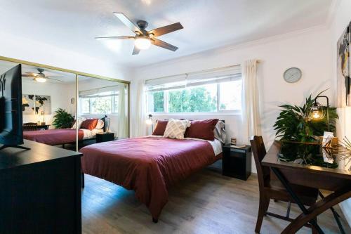 1 dormitorio con cama y espejo grande en Modern Beach Oasis en San Diego