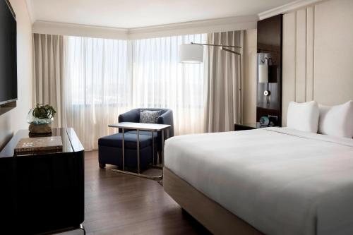 Ein Bett oder Betten in einem Zimmer der Unterkunft Irvine Marriott