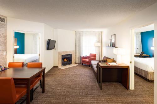 een hotelkamer met een woonkamer met een open haard bij Residence Inn by Marriott Las Vegas Henderson/Green Valley in Las Vegas