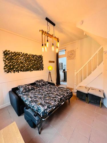 une chambre avec un lit dans une pièce dans l'établissement L’escale proche centre ville, à Amiens