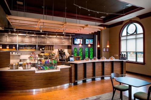 Lounge nebo bar v ubytování Courtyard by Marriott Norfolk Downtown