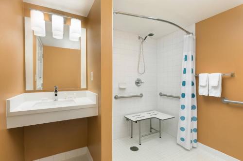 y baño con lavabo y ducha. en MainStay Suites Mt Laurel - Philadelphia en Mount Laurel