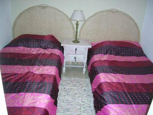 - 2 lits installés l'un à côté de l'autre dans une chambre dans l'établissement Klein cosy appartement met frontaal strand en zeezicht Las Damas, à Benidorm