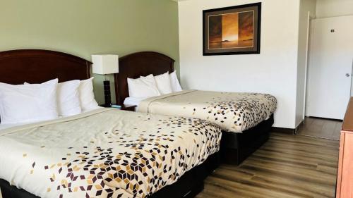una habitación de hotel con 2 camas en una habitación en Inca Inn Moab, en Moab
