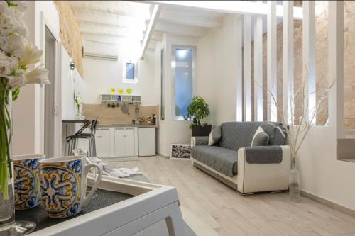 uma sala de estar com um sofá e uma cozinha em B&B Casa AMALIA em Barletta