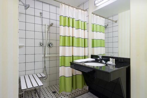 baño con lavabo y cortina de ducha verde en Fairfield Inn & Suites Lock Haven, en Lock Haven