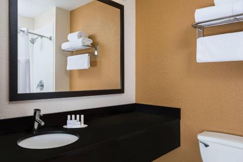W łazience znajduje się umywalka i lustro. w obiekcie Fairfield Inn and Suites Valparaiso w mieście Valparaiso