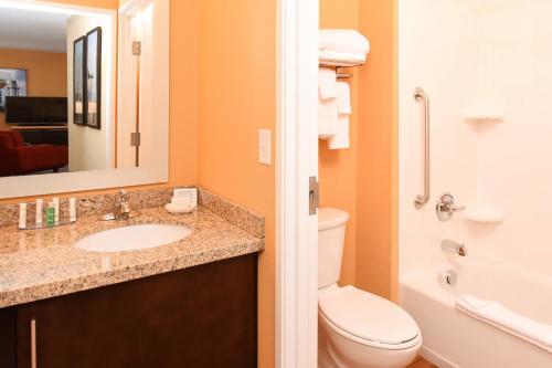 y baño con lavabo y aseo. en TownePlace by Marriott Suites Detroit Auburn Hills, en Auburn Hills