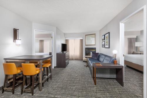 A seating area at Residence Inn Indianapolis Downtown on the Canal