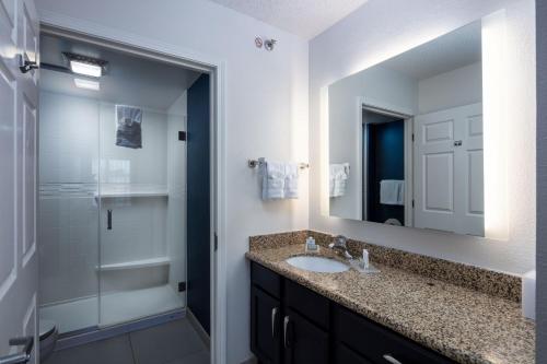小石城的住宿－小石城萬豪酒店，一间带水槽和镜子的浴室