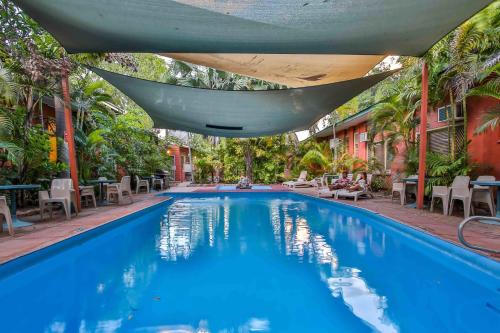 uma grande piscina com um dossel sobre ela em Hotel Kununurra em Kununurra