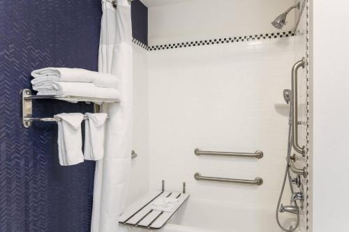 een badkamer met een douche en witte handdoeken bij Fairfield Inn & Suites by Marriott Mahwah in Mahwah