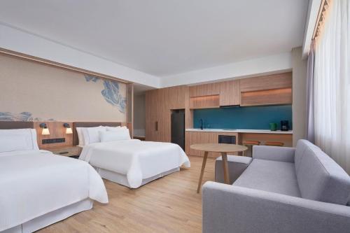 um quarto de hotel com duas camas e um sofá em Element Beijing Yanqing em Yanqing