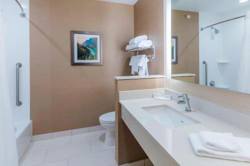 een badkamer met een wastafel, een toilet en een spiegel bij Fairfield Inn & Suites by Marriott Moses Lake in Moses Lake
