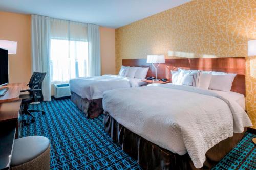 een hotelkamer met 2 bedden en een bureau bij Fairfield Inn & Suites by Marriott Moses Lake in Moses Lake