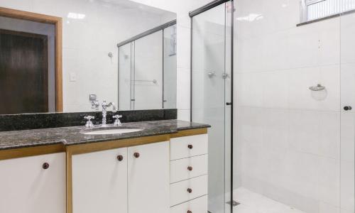 a bathroom with a sink and a shower at Tabas Incrível cobertura em Copacabana CP0012 in Rio de Janeiro