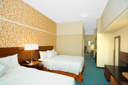 una camera d'albergo con due letti e una televisione di Fairfield Inn & Suites by Marriott Chesapeake Suffolk a Chesapeake