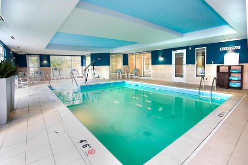a large swimming pool in a large building at Fairfield Inn & Suites by Marriott Chesapeake Suffolk in Chesapeake