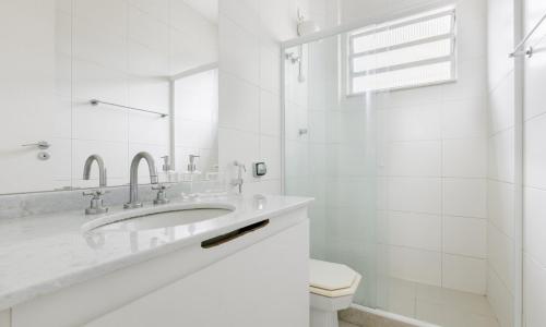 a white bathroom with a sink and a toilet at Tabas Maravilhoso apê no Flamengo FL0003 in Rio de Janeiro