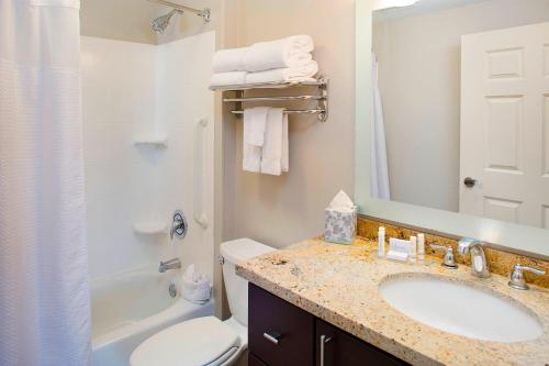 y baño con lavabo, aseo y espejo. en TownePlace Suites by Marriott Phoenix Goodyear, en Goodyear