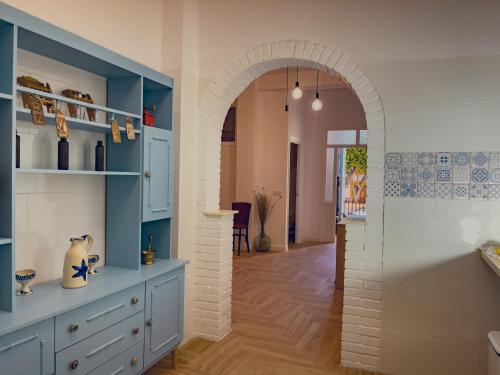 an archway in a kitchen with blue cabinets at El Nido Alojamiento Turístico in Níjar